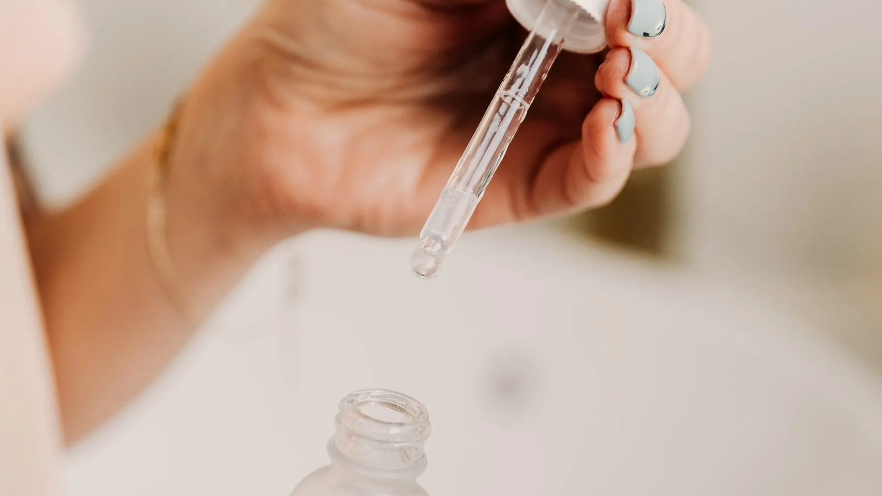 Wirkstoffkonzentrat wird vorbereitet – Motiv für regenerative Behandlungen wie PRP und Polynukleotide bei DocEsthetics Köln